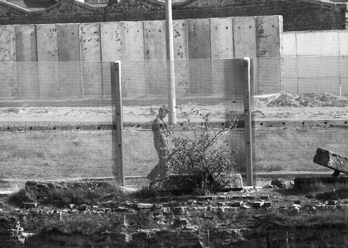 Berlin, 17. April 1989 – Grenzsoldat im Grenzstreifen am Schiffbauerdamm (Fotograf: Detlef Machmüller)