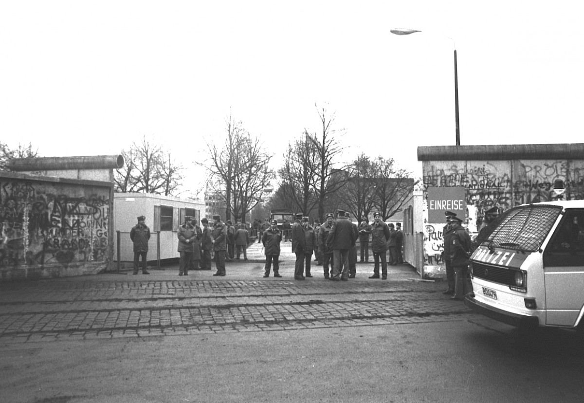 Berlin, 22. Dezember 1989 – Provisorischer Grenzübergang nahe des Brandenburger Tors (Fotograf: Detlef Machmüller)
