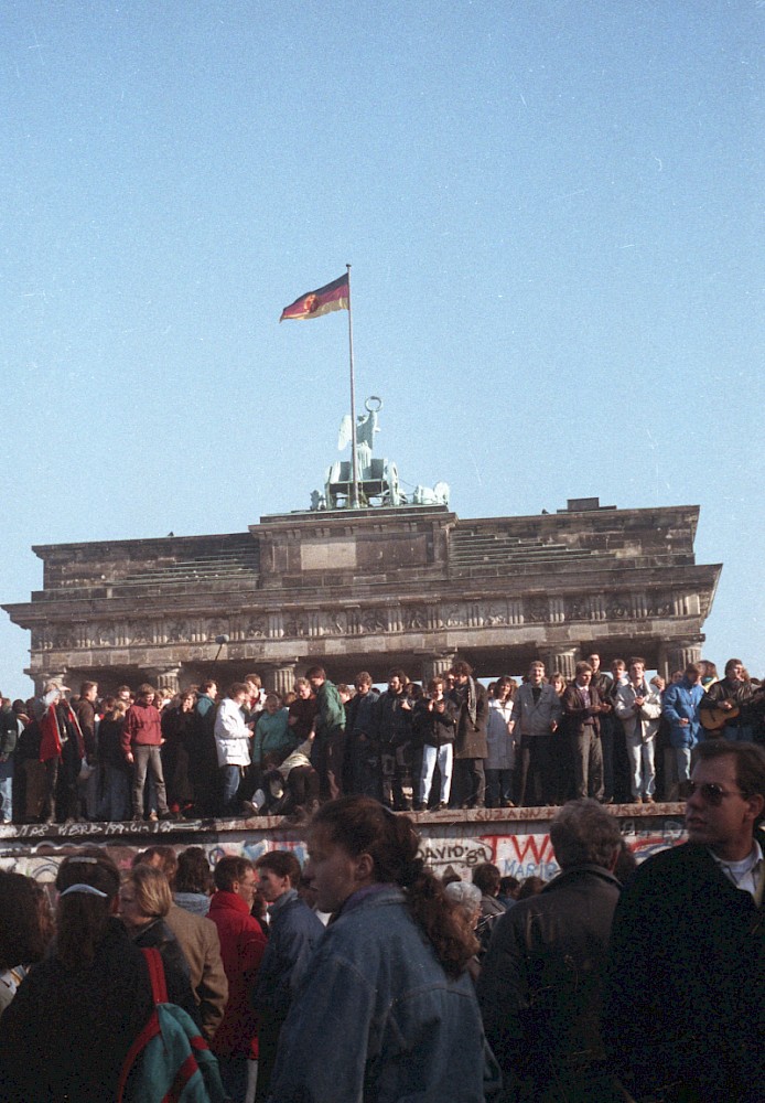 Berlin, 10. November 1989 – Menschenmassen am Tag nach dem Mauerfall am Brandenburger Tor (Fotograf: Detlef Machmüller)