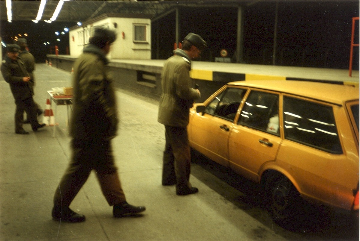 Berlin, 31. Dezember 1989 – Grenzübergangsstelle am Kirchhainer Damm kurz vor Mitternacht (Fotograf: Monika Waack)