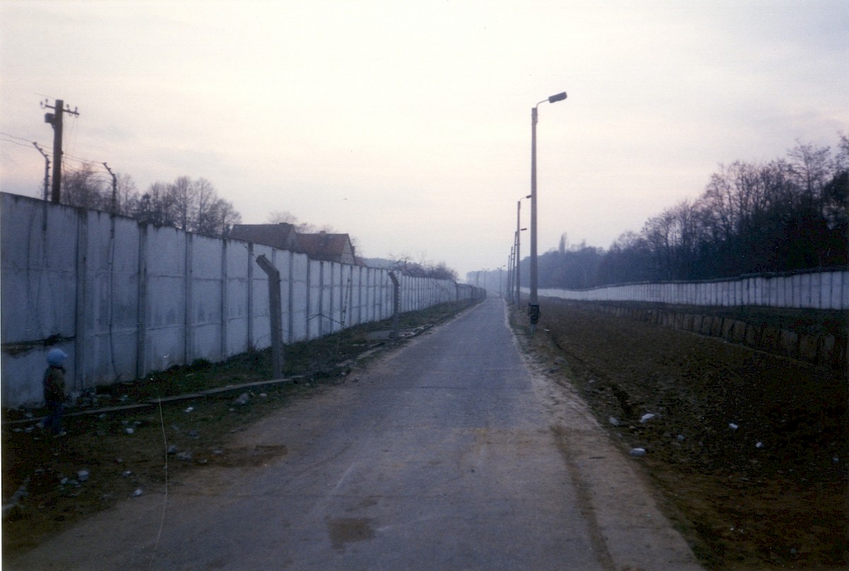 Berlin, 20. Februar 1990 – Postenweg im Grenzstreifen zwischen Mahlow-Waldblick und Lichtenrade (Fotograf: Monika Waack)