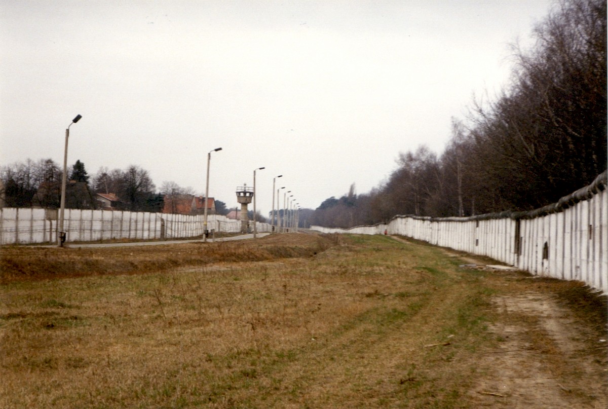 Berlin, Februar 1990 – Postenweg im Grenzstreifen zwischen Lichtenrade und Mahlow-Waldblick (Fotograf: Monika Waack)