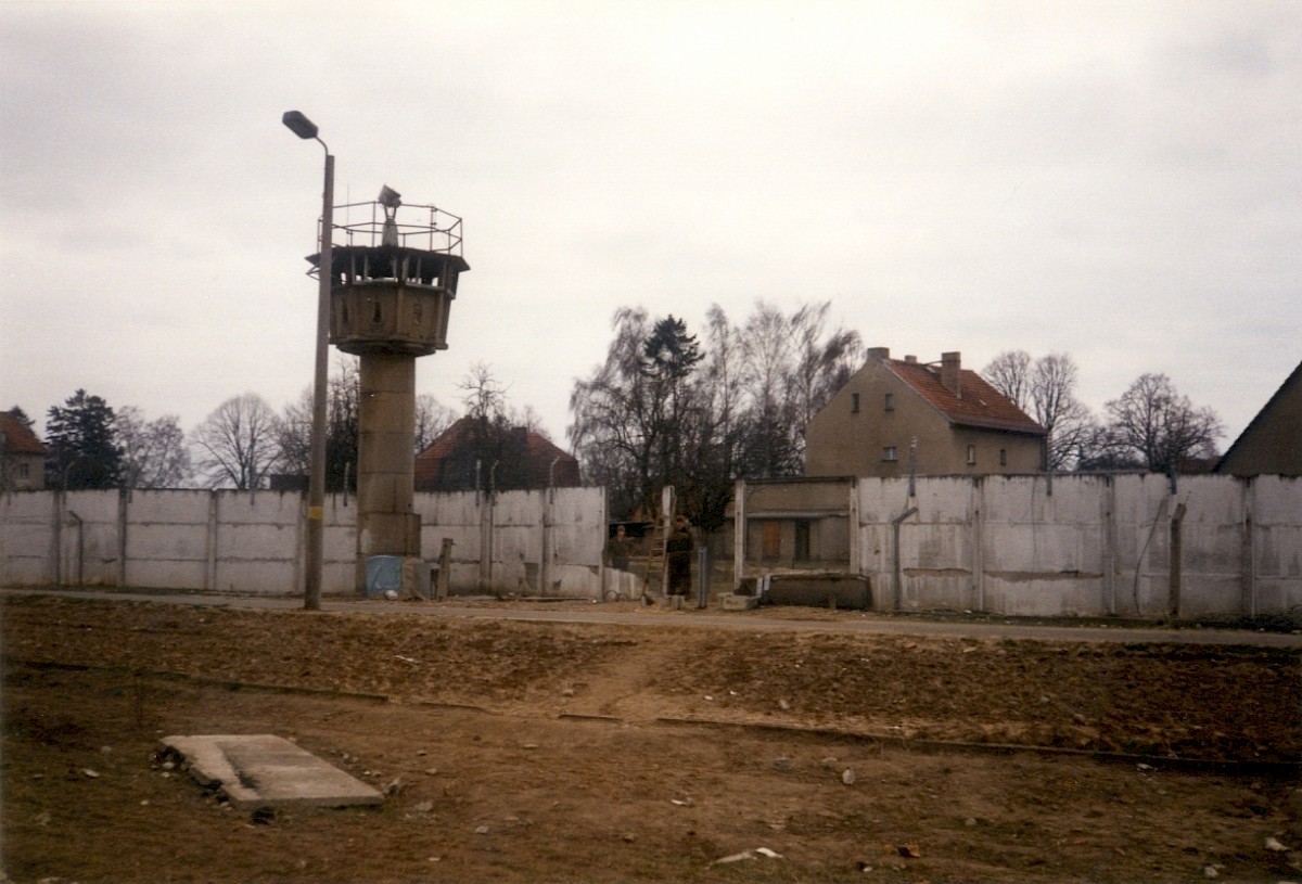 Berlin, Februar 1990 – Lücke in der Hinterlandmauer bei Mahlow-Waldblick (Fotograf: Monika Waack)