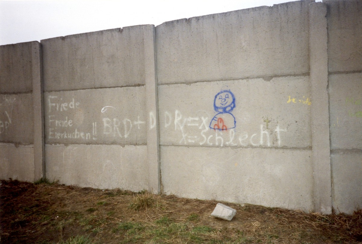 Berlin, 24. Februar 1990 – Graffito an der Hinterlandmauer in der Siedlung Mahlow-Waldblick (Fotograf: Monika Waack)