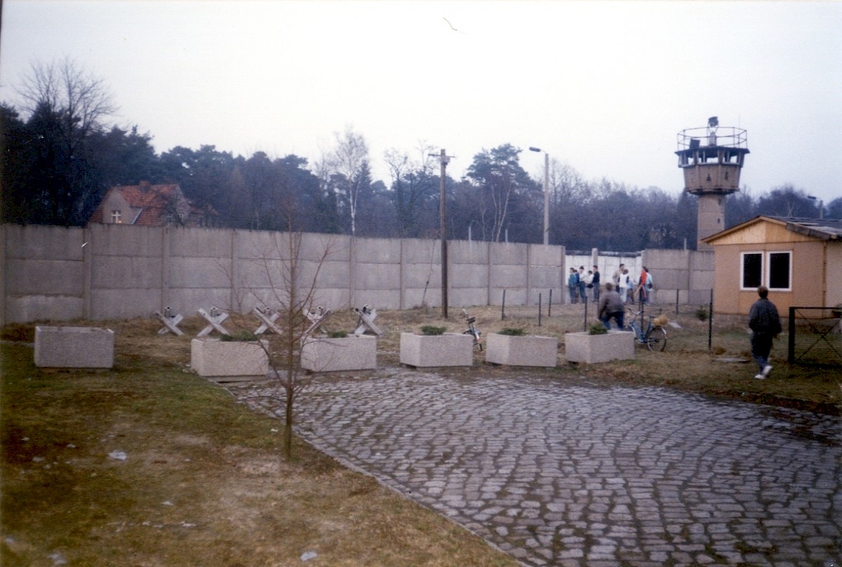 Berlin, 24. Februar 1990 – Mauerlücke in der Hinterlandmauer am Rande von Mahlow-Waldblick (Fotograf: Monika Waack)