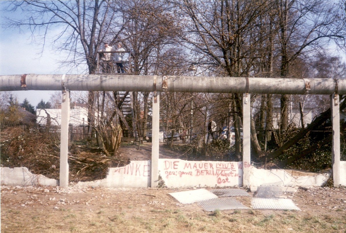 Berlin, März 1990 – Aussichtsplattform in der Prinzessinnenstraße vom Grenzstreifen aus gesehen (Fotograf: Monika Waack)