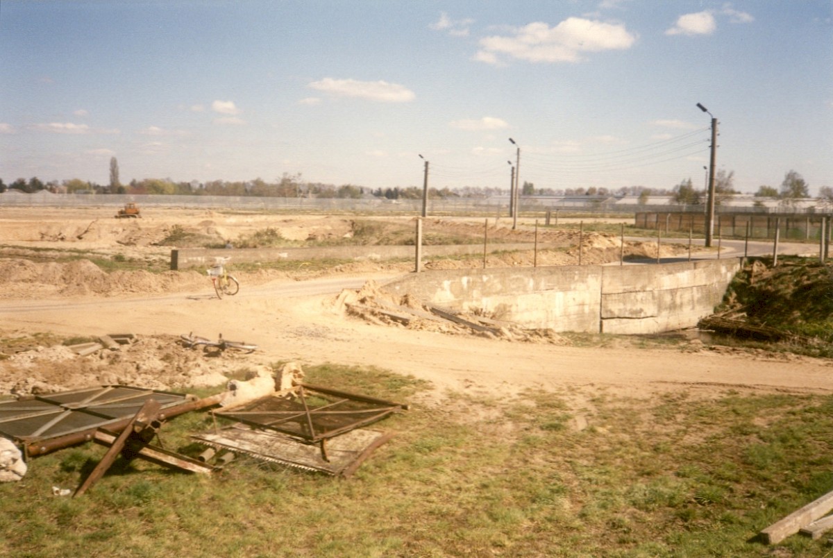 Berlin, April 1990 – Zum Teil abgeräumte Grenzanlagen am südwestlichen Rand von Rudow (Fotograf: Monika Waack)