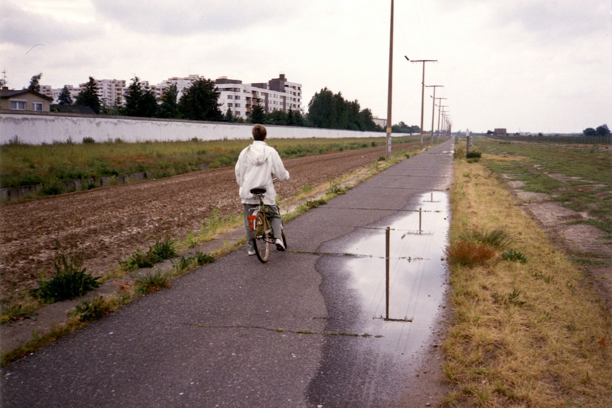 Berlin, April 1990 – Grenzstreifen mit Postenweg östlich von Lichtenrade (Fotograf: Monika Waack)