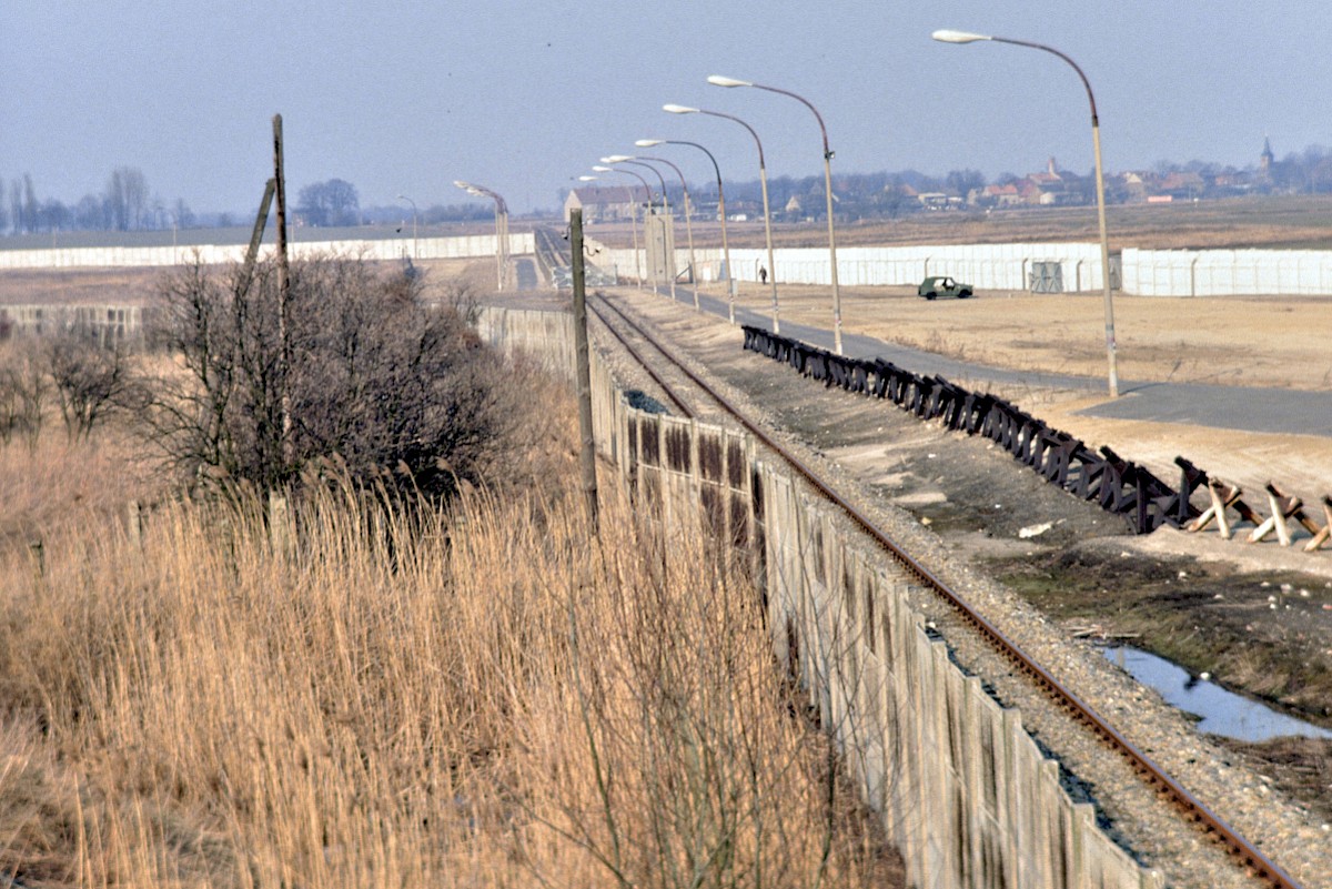 Berlin, 1989 – Grenzstreifen entlang der Heidekrautbahn am Märkischen Viertel (Fotograf: Detlef Gallinge)