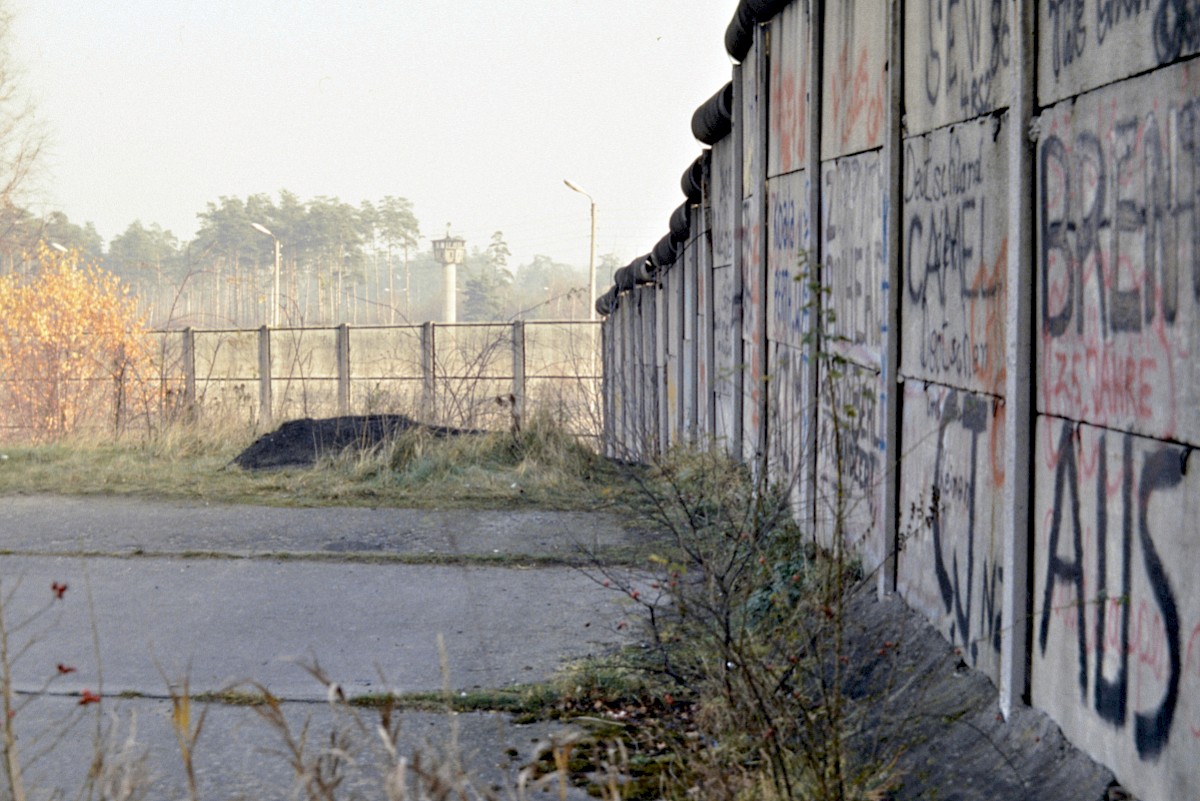 Berlin, ca. 1986 – Unterbrochene Autobahntrasse am ehemaligen Kontrollpunkt Dreilinden (Fotograf: Detlef Gallinge)