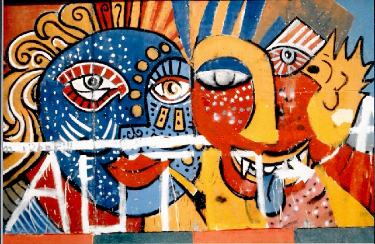 Berlin, ca. 1988 – Bunt gemalte Köpfe an der Grenzmauer 75 (Fotograf: Detlef Gallinge)