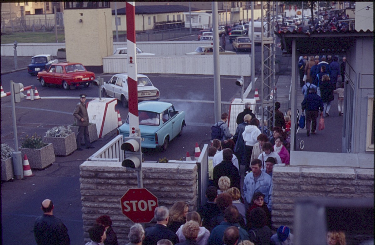 Berlin, 12. November 1989 – Ein- und Ausreiseverkehr an der Grenzübergangsstelle Chausseestraße (Fotograf: Lothar Kruse)