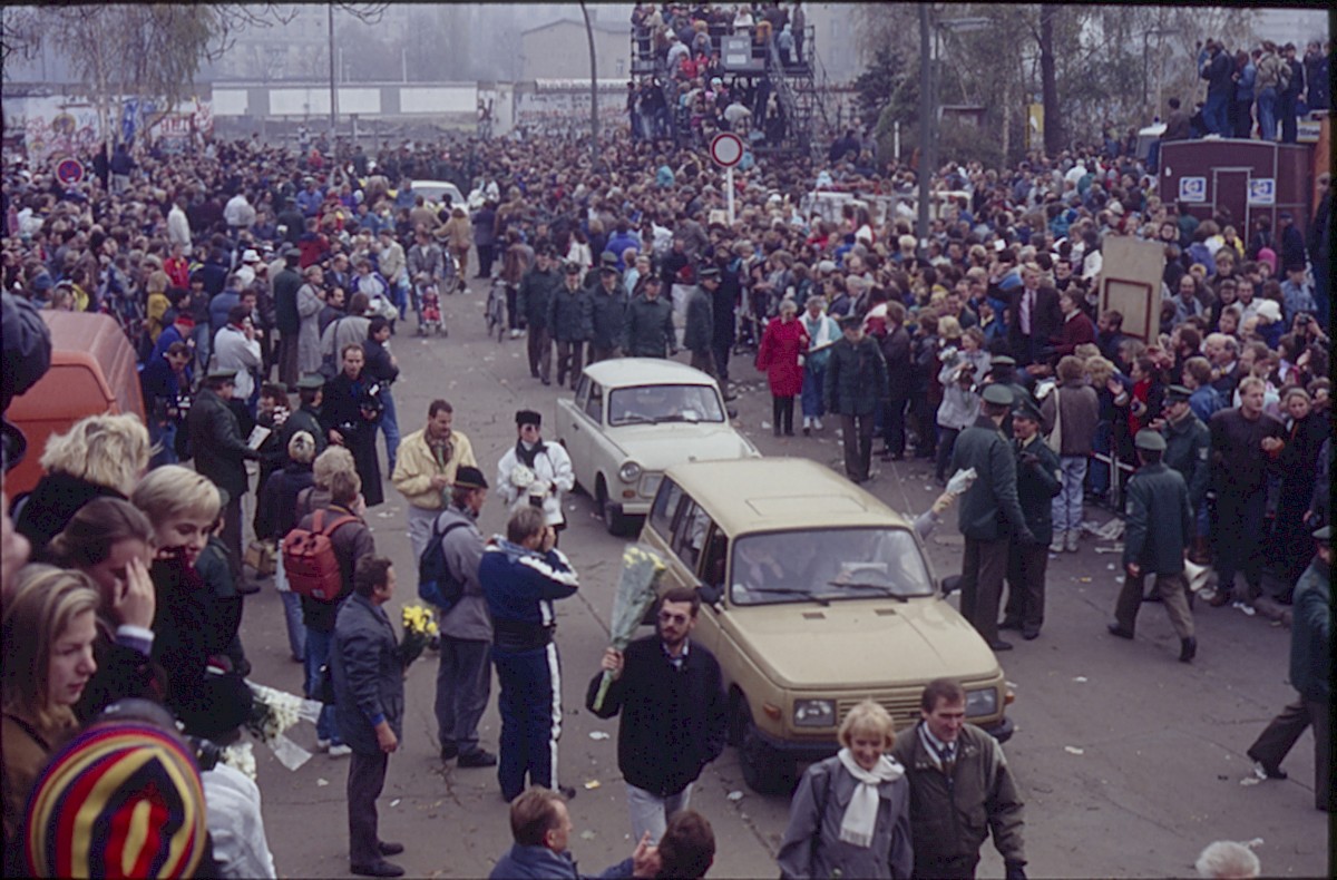 Berlin, 12. November 1989 – Menschenversammlung bei Maueröffnung am Potsdamer Platz (Fotograf: Lothar Kruse)