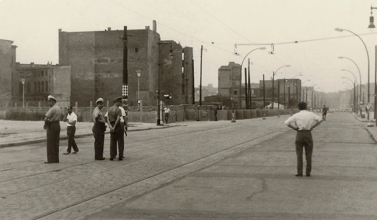 Berlin, 1962 – West-Berliner Polizisten auf der Prinzenstraße vor der Grenzübergangsstelle Heinrich-Heine-Straße (Fotograf: Heinz Jura (sen.))