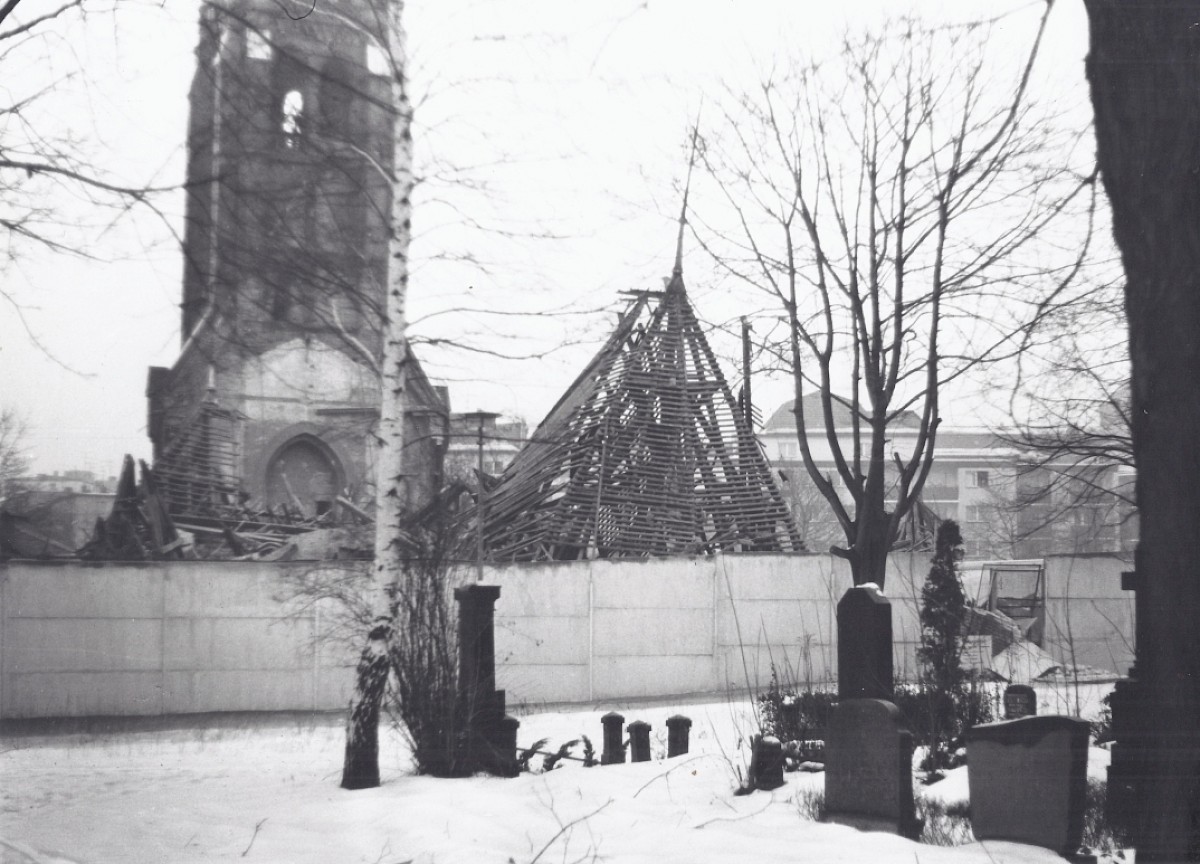 Berlin, 22. Januar 1985 – Gesprengtes Kirchenschiff als Ostansicht (Fotograf: Johannes Hildebrandt)