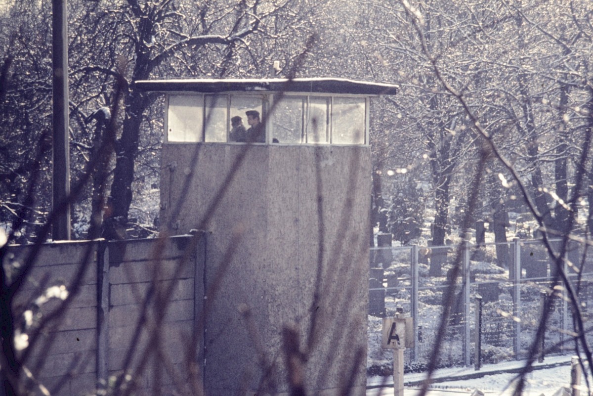Berlin, 1975 – Grenzsoldaten im Wachturm am Sophienfriedhof (Fotograf: Conrad Bicker)