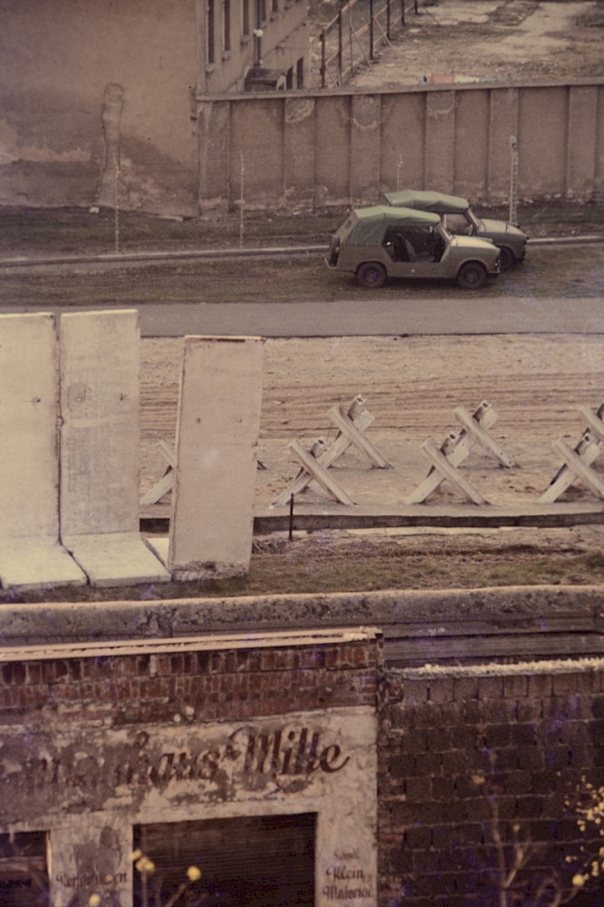 Berlin, Mai 1980 – Grenzstreifen an der Bernauer Straße beim Aufbau der Grenzmauer 75 (Fotograf: Conrad Bicker)
