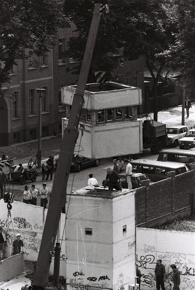 Berlin, 13. Juni 1990 – Fahrzeugkran beim Entfernen einer Beobachtungskanzel an der Bernauer Straße (Fotograf: Rainer Just)