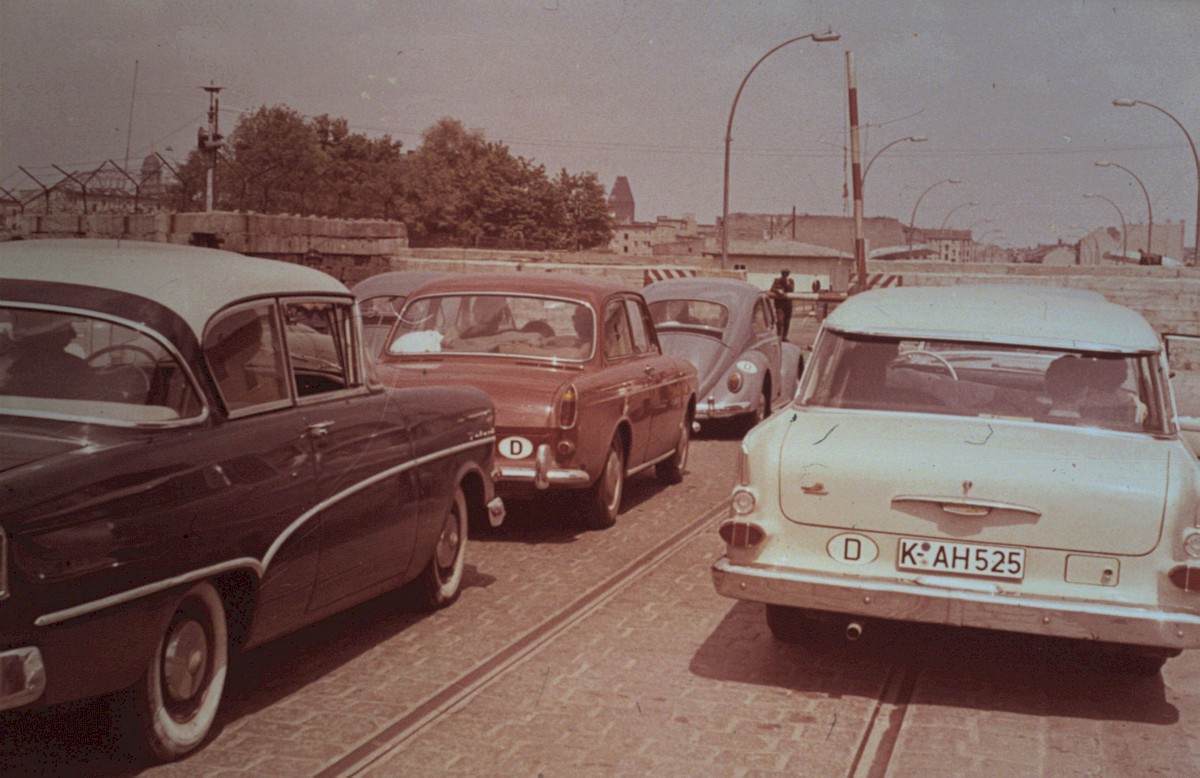 Berlin, ca. 1962 – Grenzverkehr an der Grenzübergangsstelle Heinrich-Heine-Straße (Fotograf: )