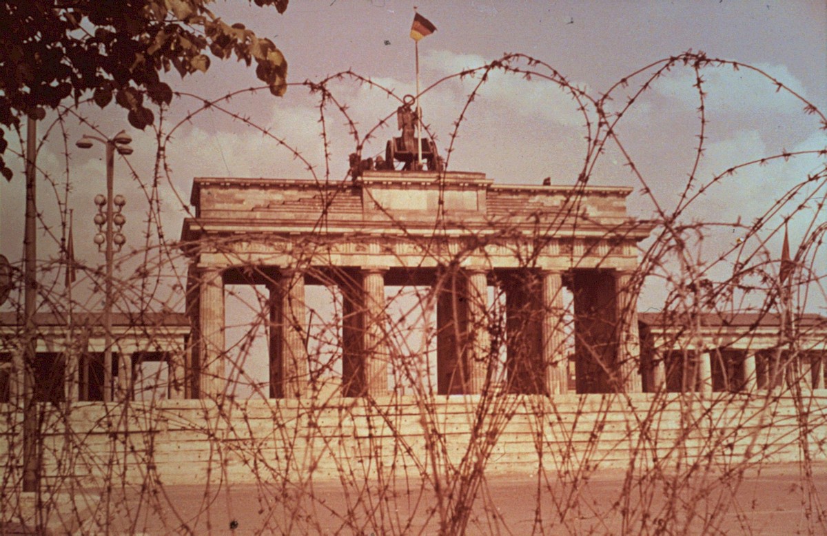 Berlin, ca. 1962 – Brandenburger Tor hinter Grenzmauer und Stacheldrahtabsperrung (Fotograf: )