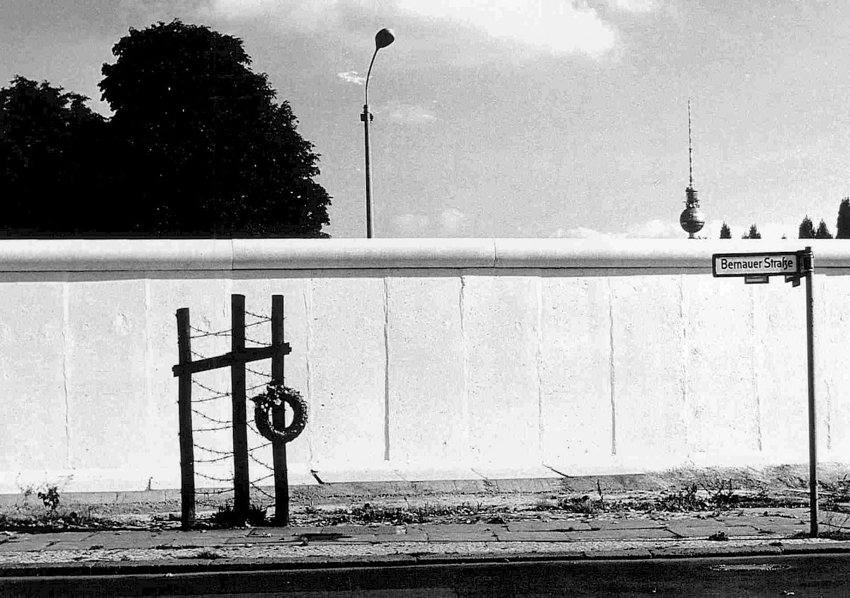 Berlin, 1980 – Gedenkzeichen für Ottfried Reck an der neuen Grenzmauer 75 (Fotograf: )