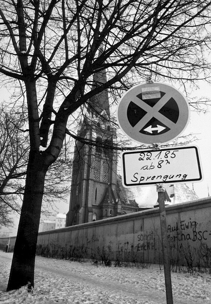 Berlin, 22. Januar 1985 – Hinweisschild für die Sprengung der Versöhnungskirche an der Bernauer Straße (Fotograf: )