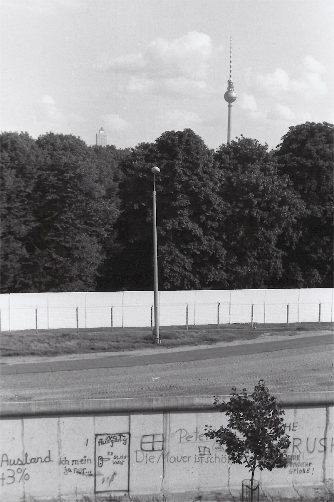 Berlin, ca. 1985 – Grenzstreifen an der Bernauer Straße mit Fernsehturm im Hintergrund (Fotograf: )