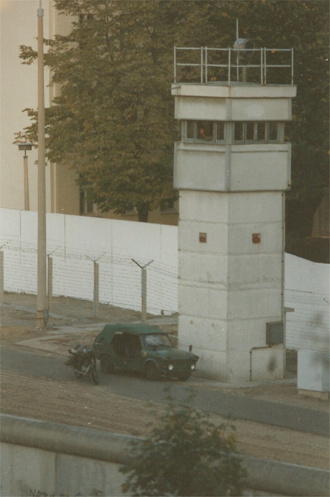 Berlin, ca. 1985 – Wachturm und Militärfahrzeuge im Grenzstreifen an der Bernauer Straße/Ackerstraße (Fotograf: )