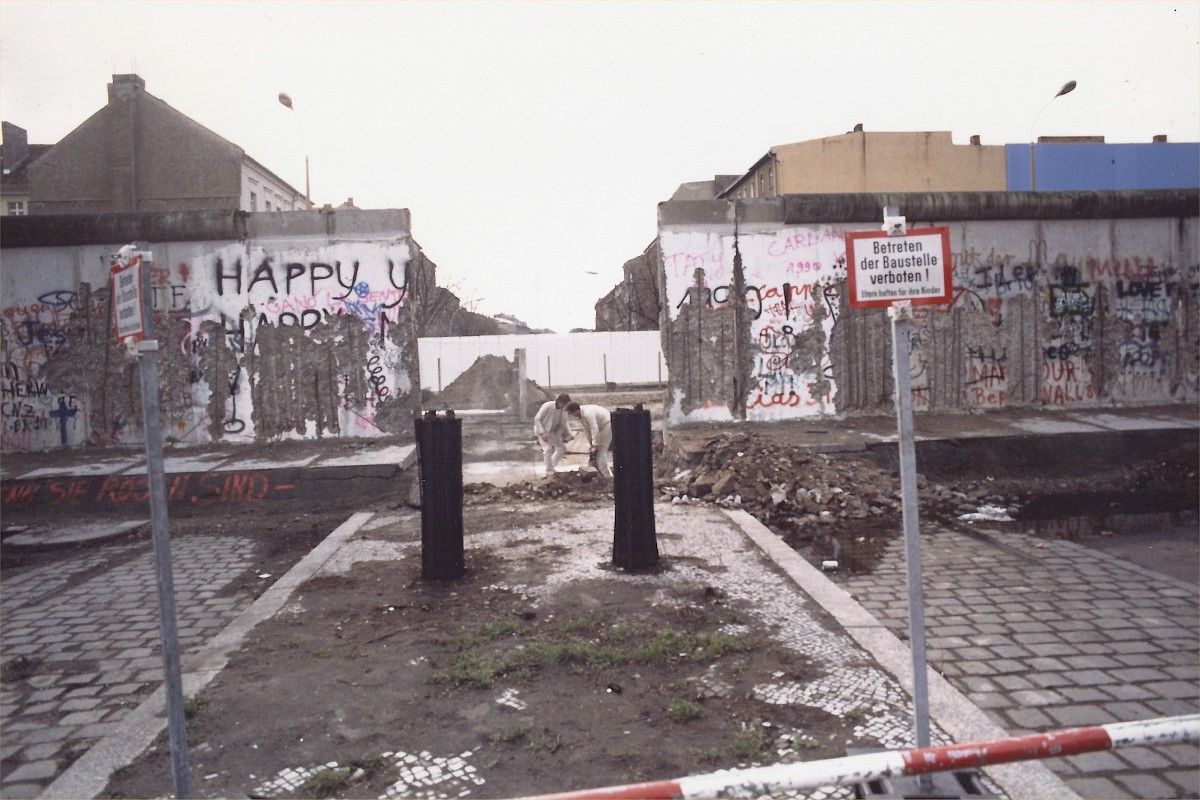 Berlin, 1990 – Bauarbeiten und Mauerabbau an der Brunnenstraße (Fotograf: )