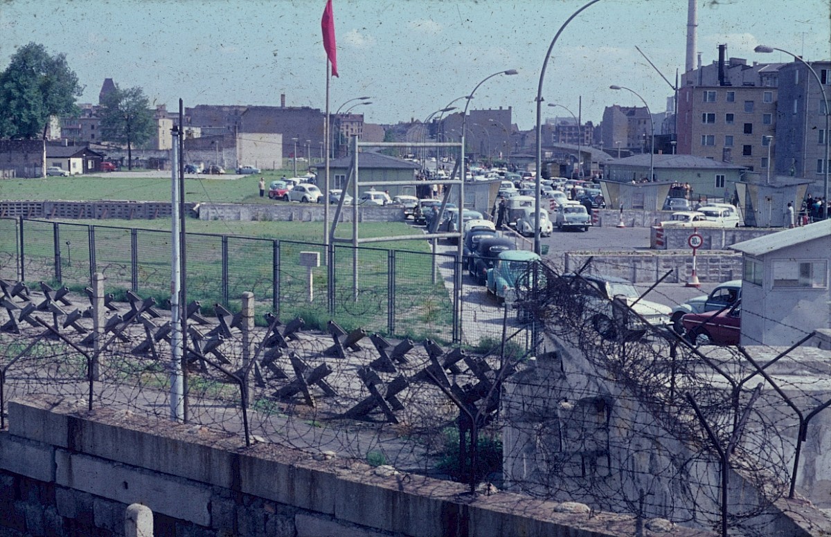 Berlin, April/Mai 1966 – Warteschlange in der Grenzübergangsstelle Heinrich-Heine-Straße beim Passierscheinabkommen (Fotograf: Hans-Joachim Grimm)