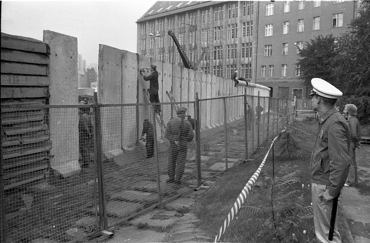 Berlin, 4. Oktober 1976 – Verspachtelung der Betonsegmente beim Aufbau der Grenzmauer 75 an der Zimmerstraße (Fotograf: Edmund Kasperski)