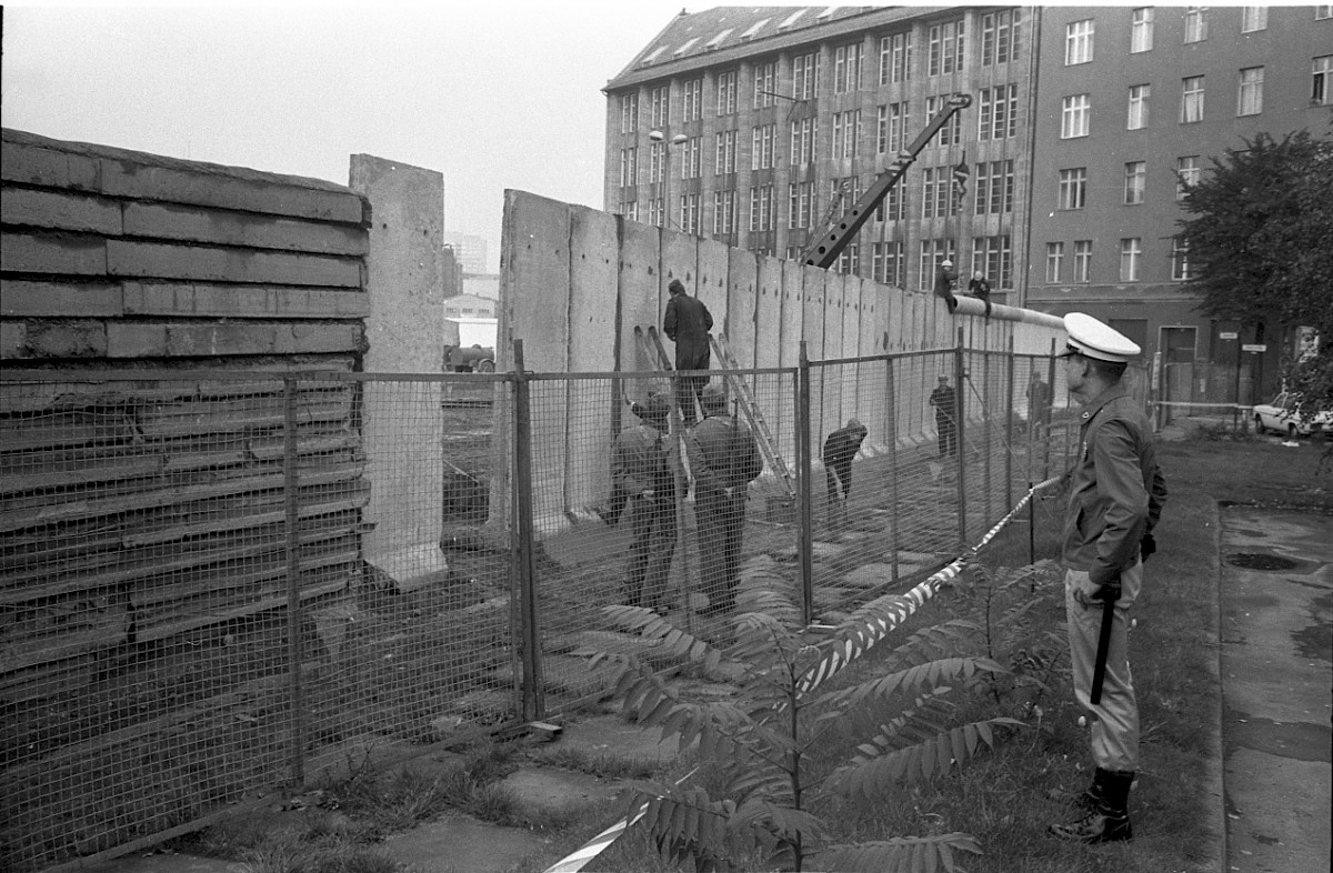 Berlin, 4. Oktober 1976 – Verspachtelung der Betonsegmente beim Aufbau der Grenzmauer 75 an der Zimmerstraße (Fotograf: Edmund Kasperski)