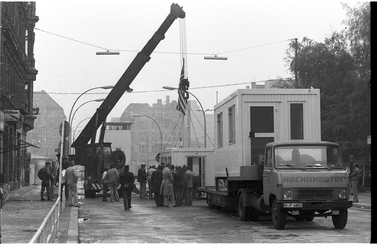 Berlin, 20. Mai 1976 – Aufbau des neuen US-Kontrollhauses am Checkpoint Charlie (Fotograf: Edmund Kasperski)