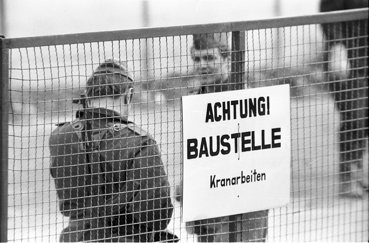 Berlin, 12. April 1976 – Warnschild für die Bauarbeiten an der Grenzmauer 75 an der Ebertstraße (Fotograf: Edmund Kasperski)