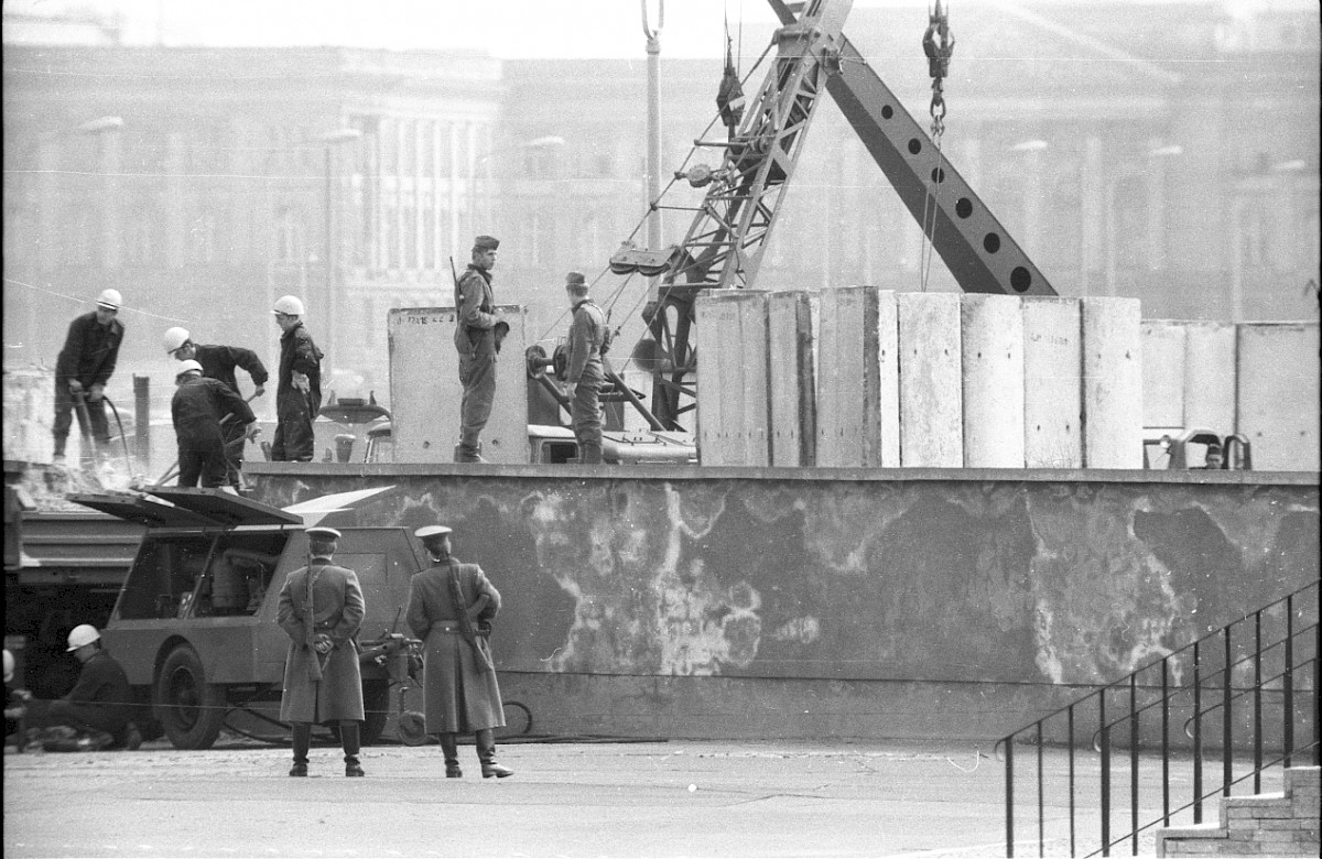 Berlin, 12. April 1976 – Bauarbeiten für den Anschluss der Grenzmauer 75 an die Panzermauer an der Ebertstraße (Fotograf: Edmund Kasperski)