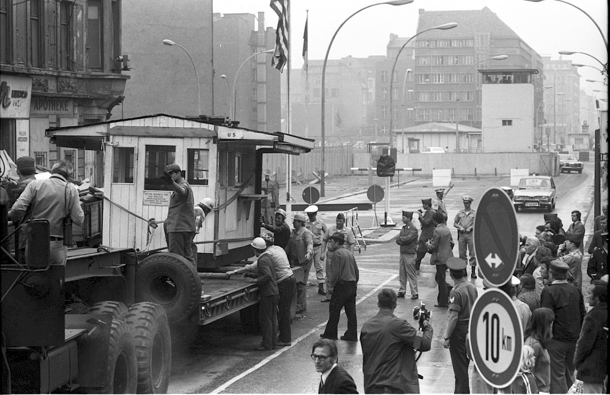 Berlin, 20. Mai 1976 – Abtransport des alten US-Kontrollhauses am Checkpoint Charlie (Fotograf: Edmund Kasperski)