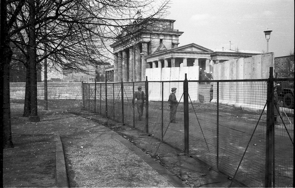 Berlin, 12. April 1976 – Aufbau der Grenzmauer 75 am Brandenburger Tor (Fotograf: Edmund Kasperski)