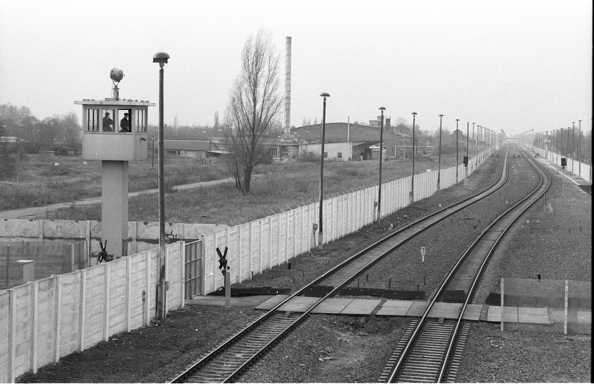 Berlin, 5. Dezember 1979 – Grenzanlagen an der Transitstrecke auf DDR-Gebiet am Bahnhof Staaken (Fotograf: Edmund Kasperski)
