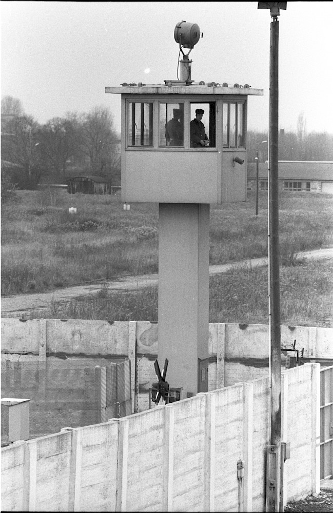 Berlin, 5. Dezember 1979 – Wachturm am Finkenkruger Weg nahe Bahnhof Staaken (Fotograf: Edmund Kasperski)