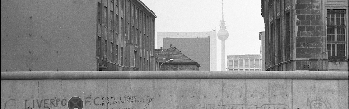Berlin, 26. Mai 1983 – Grenzmauer 75 am Friedrich-Ebert-Platz mit Blick auf den Fernsehturm (Fotograf: Edmund Kasperski)