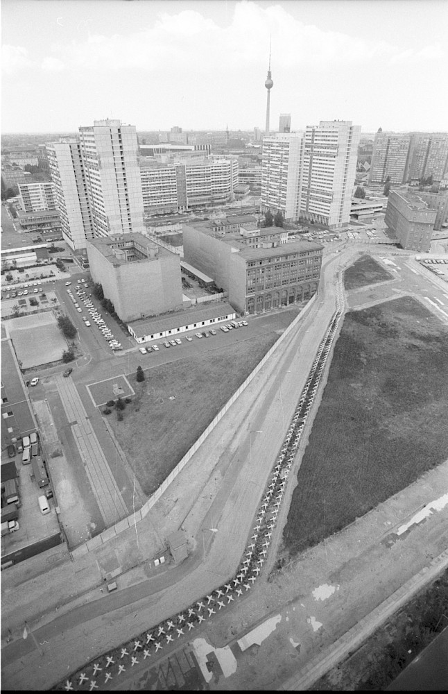Berlin, 12. Mai 1981 – Hochhäuser der Leipziger Straße und die Grenzanlagen an der Zimmerstraße (Fotograf: Edmund Kasperski)