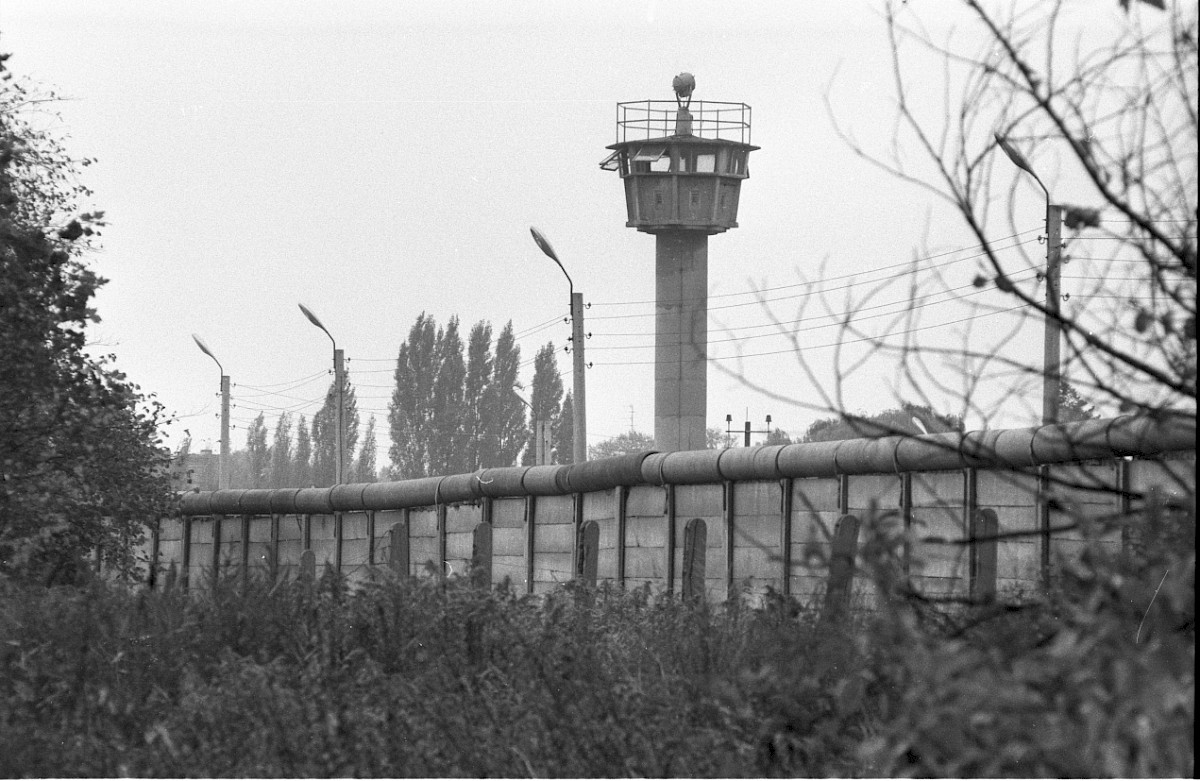 Berlin, 15. Oktober 1979 – Wachturm hinter Betonplattenmauer an der Falkenseer Chaussee (Fotograf: Edmund Kasperski)