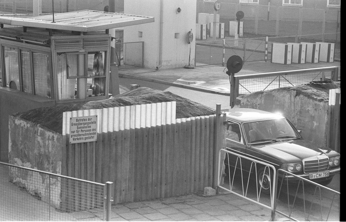 Berlin, 6. Dezember 1979 – PKW durchquert Grenzübergangsstelle Sonnenallee (Fotograf: Edmund Kasperski)
