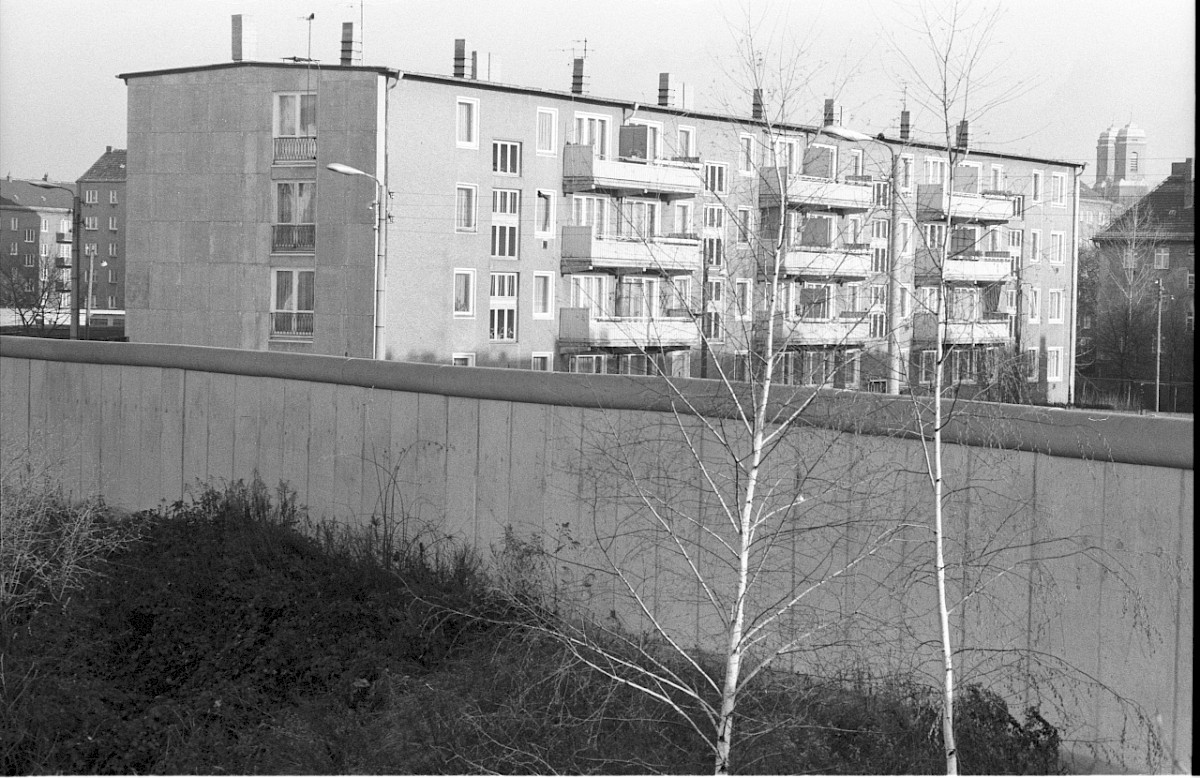 Berlin, 6. Dezember 1979 – Ost-Berliner Wohnhäuser hinter der Grenzmauer 75 an der Sonnenallee (Fotograf: Edmund Kasperski)