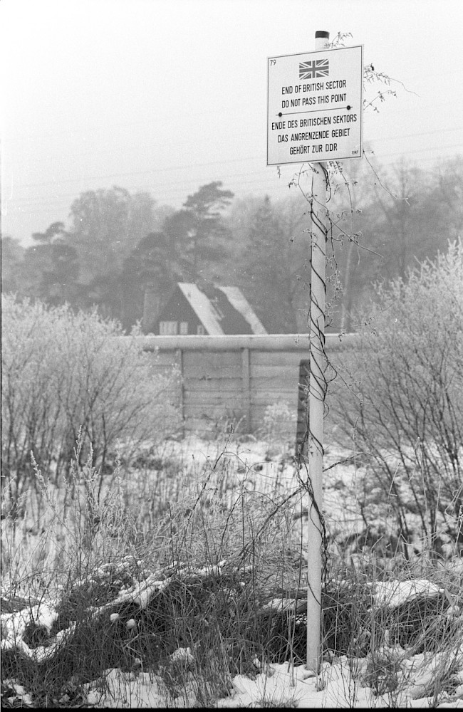 Berlin, 18. Januar 1980 – Sektorenschild und Betonplattenmauer an der Zufahrtsstraße zur Exklave Eiskeller (Fotograf: Edmund Kasperski)