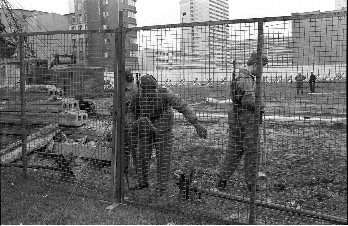 Berlin, 21. November 1977 – Grenzsoldaten an der Zimmerstraße beim Abriss der Betonschichtmauer (Fotograf: Edmund Kasperski)