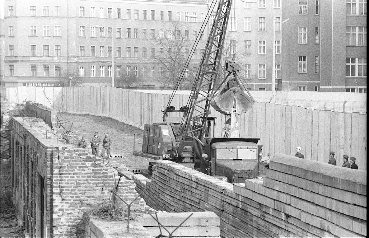 Berlin, 18. März 1980 – Abriss der Betonschichtmauer an der Bernauer Straße für den Aufbau der Grenzmauer 75 (Fotograf: Edmund Kasperski)