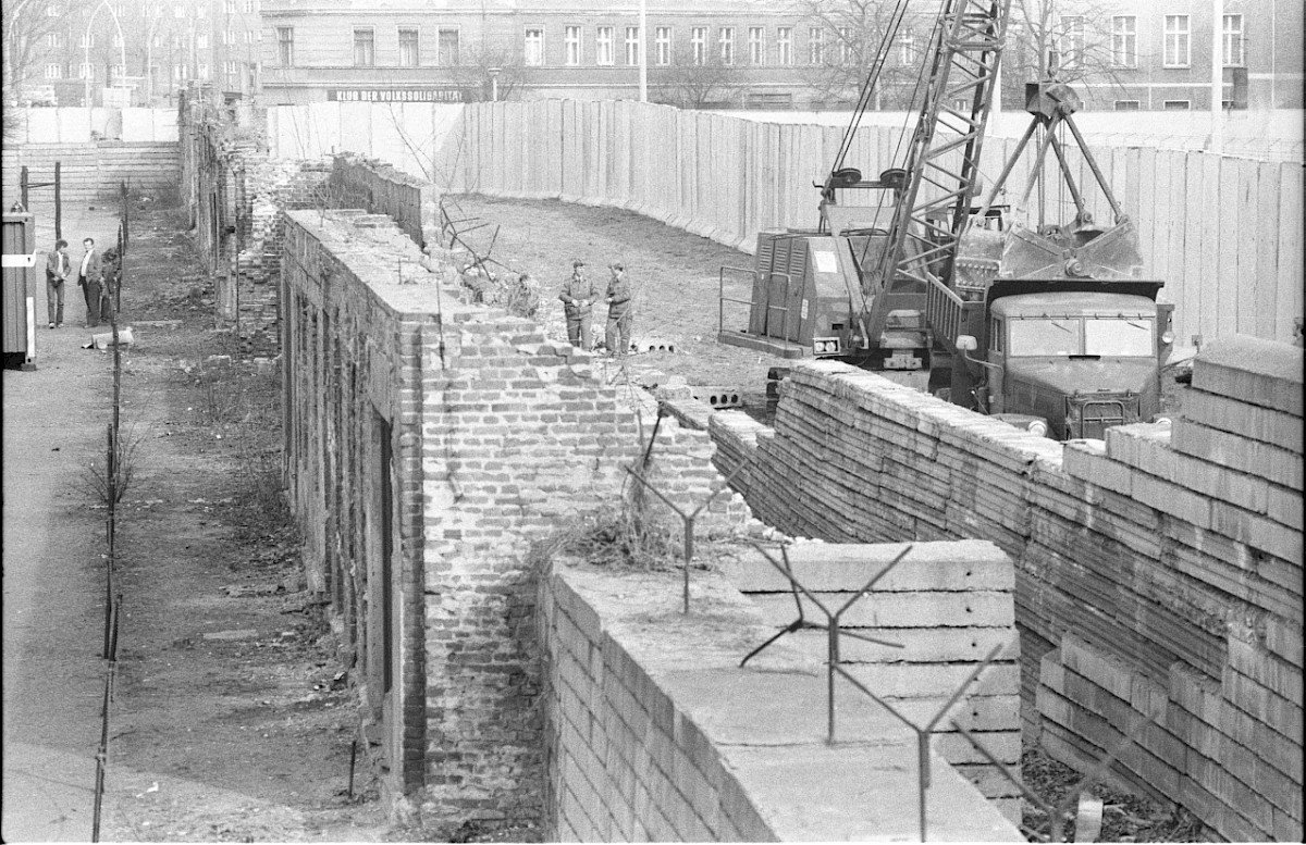 Berlin, 18. März 1980 – Abriss der Betonschichtmauer an der Bernauer Straße für den Aufbau der Grenzmauer 75 (Fotograf: Edmund Kasperski)