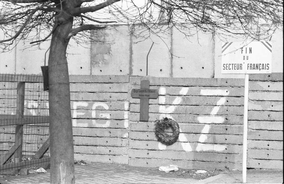 Berlin, 18. März 1980 – Graffiti und Gedenkkreuz an der Betonschichtmauer und die neu aufgebaute Grenzmauer 75 an der Bernauer Straße (Fotograf: Edmund Kasperski)