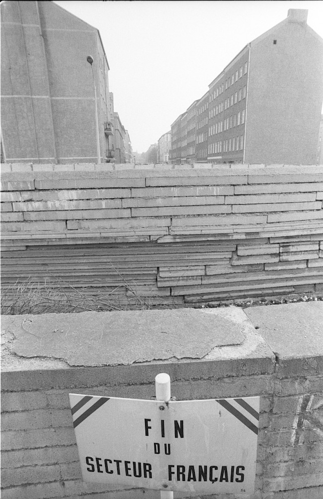 Berlin, 18. März 1980 – Grenzanlage mit mehreren Betonschichtmauern an der Bernauer Straße (Fotograf: Edmund Kasperski)